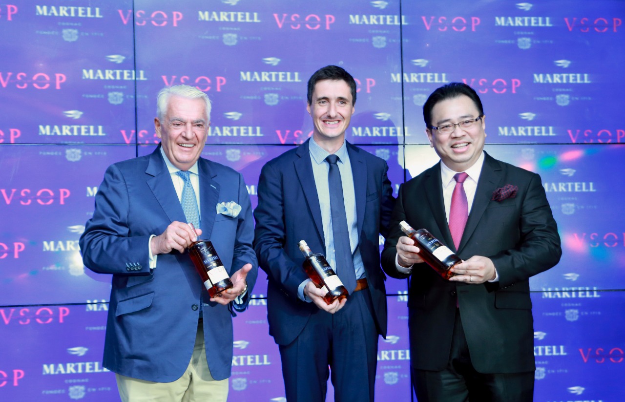 Jacques Menier (Heritage Director of the House of Martell), Christophe Valtaud (Martell Cellar Master of the House of Martell), dan Edhi Sumadi (Managing Director PT Pernod Ricard Indonesia) saat Gala Dinner The Launching of Martell VSOP Aged in Red Barrels di Jakarta