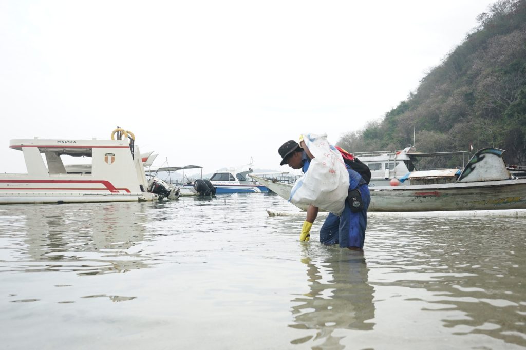 Batu Cermin Bantu Bersihkan Labuan Bajo #BijakBerplastik