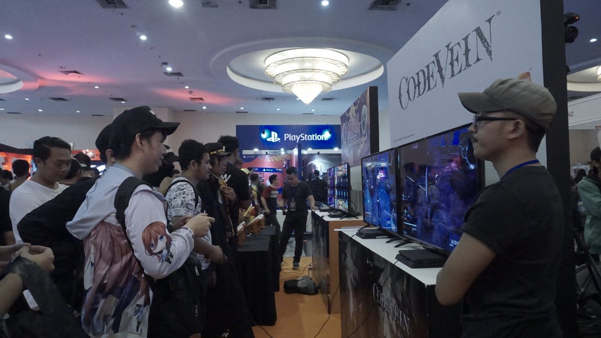 Pengunjung lainnya mencoba game terkenal dari produsen game, Bandai Namco Entertainment yaitu Code Vein 