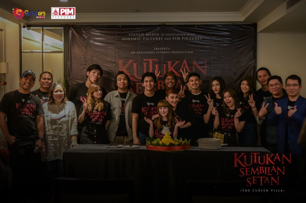 Jelang Shooting Cast & Crew Film Kutukan 9 Setan Gelar Tumpengan