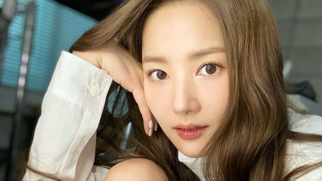 Park Min-young Goda Penggemar Dengan Unggahan Foto Kelulusan Untuk Karakter Di Drama Terbaru