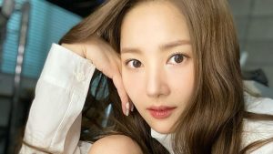 Park Min-young Goda Penggemar Dengan Unggahan Foto Kelulusan Untuk Karakter Di Drama Terbaru