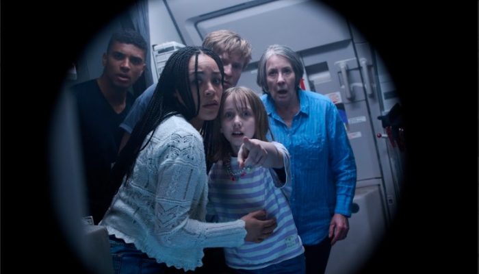 Review: No Way Up, Saat Terjebak Lautan Luas dan Hiu Ganas
