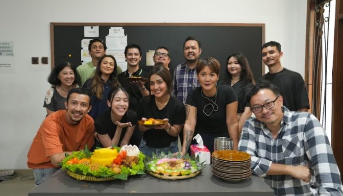 Pernikahan Arwah (The Butterfly House) Tandai Proses Syuting dengan Potong Tumpeng