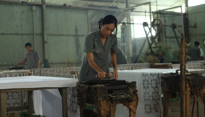 Review: Hutang Nyawa, Teror Tumbal Pabrik yang Datang dari Kisah Masa Lalu